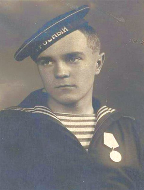 Пикуль всегда был особенно популярен среди офицеров, прежде всего среди военных моряков, они считали его «своим»…  Фото с сайта www.museum-polar.ru